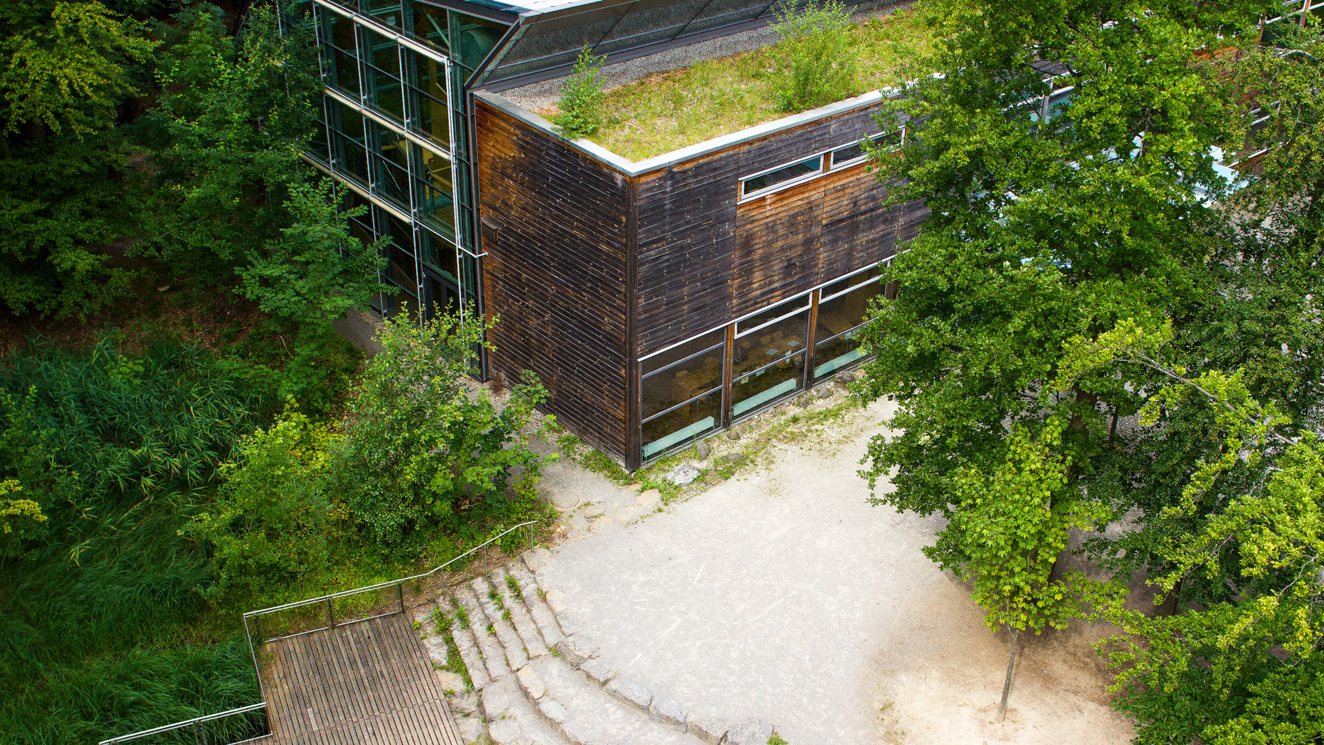 outdoor Luftaufnahme eines Hauses in einer Wäldlichen gegend